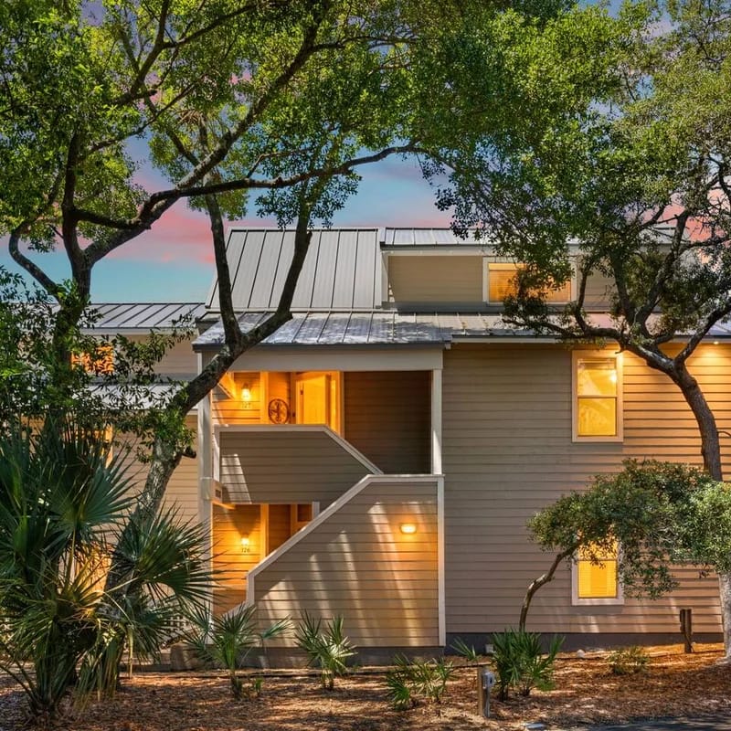 3BR Beach Condo, Pool, Games, Private Beach